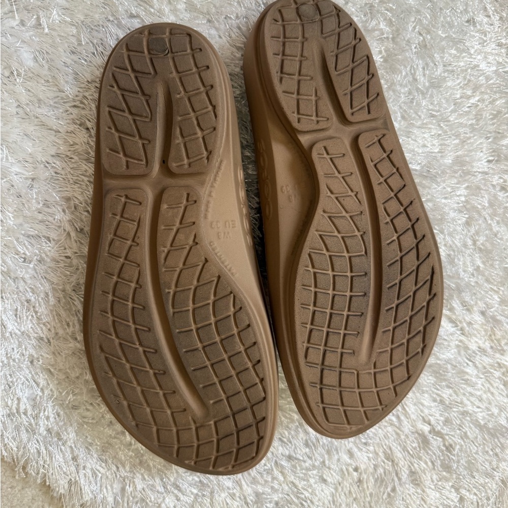 OOFOS women's OOlala recovery sandals size 8 - Picture 3 of 4